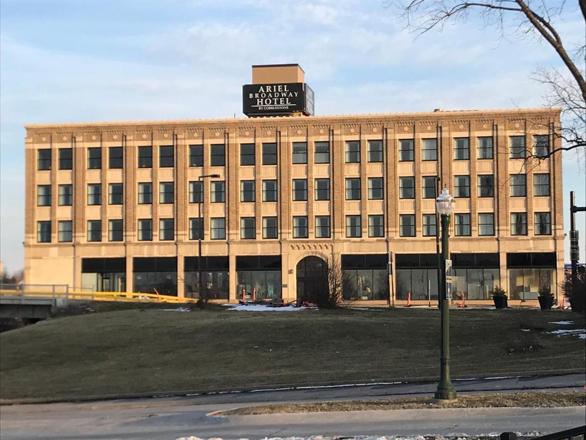 Ariel Broadway Hotel Lorain Exterior photo